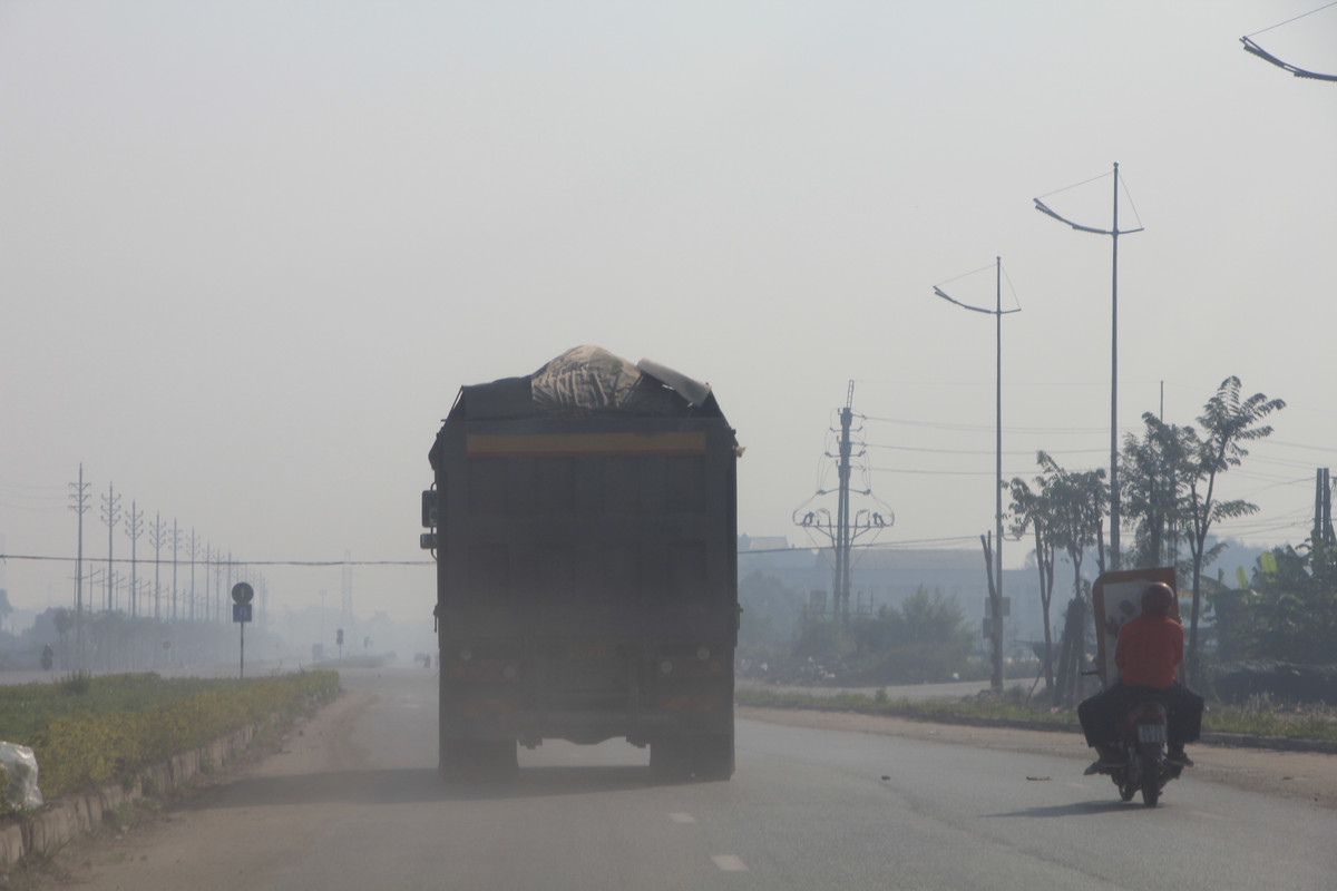 Tuyến đường đang phải gồng gánh các loại xe tải lớn chở vật liệu xây dựng có dấu hiệu quả tải và gây ô nhiễm môi trường.