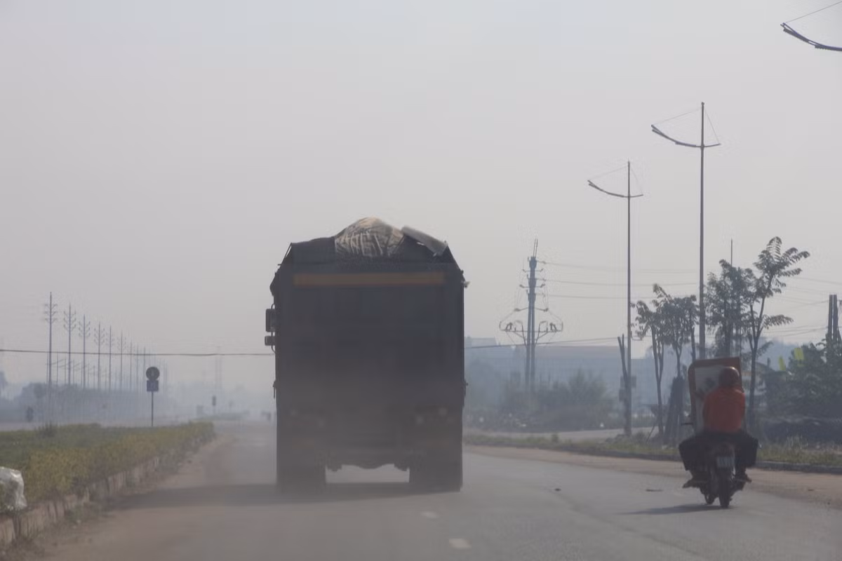 Tuyến đường đang phải gồng gánh các loại xe tải lớn chở vật liệu xây dựng có dấu hiệu quả tải và gây ô nhiễm môi trường.