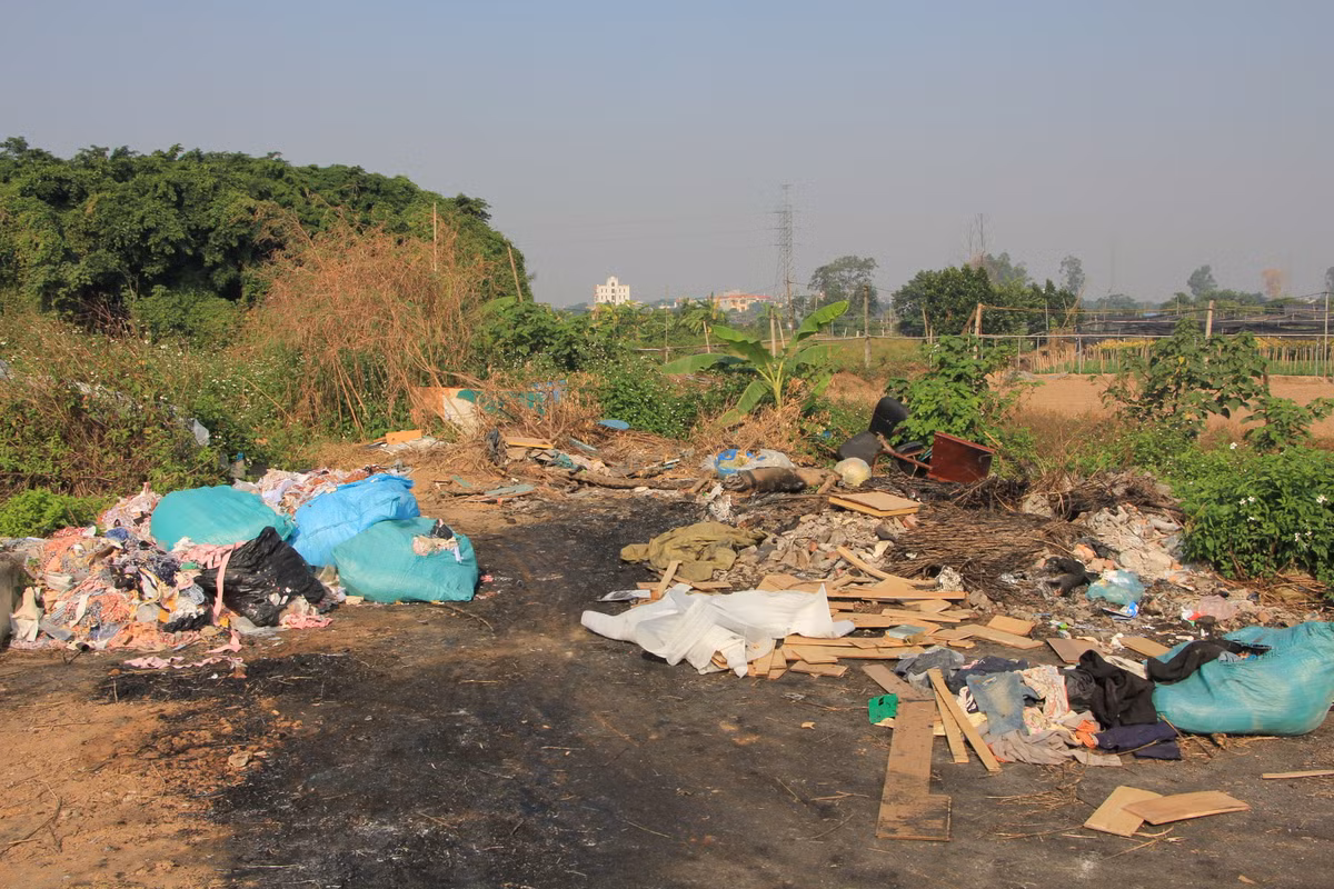 Tuy nhiên, nơi đây cũng đã trở thành điểm đổ trộm rác thải, gây ô nhiễm môi trường.