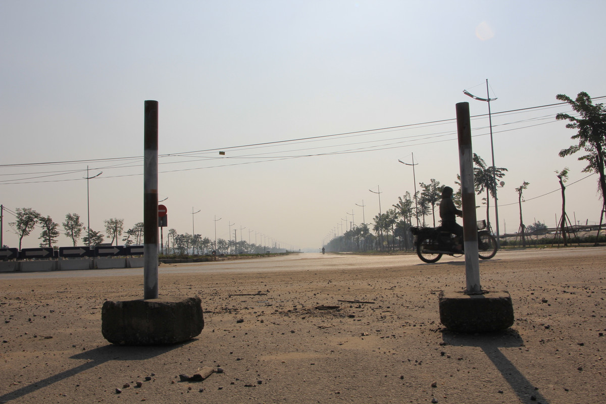 Trên đoạn đường vẫn có nhiều người đi ngược chiều, lao qua dải phân cách giữa vì ngay sát hai bên đường là các vườn hoa.