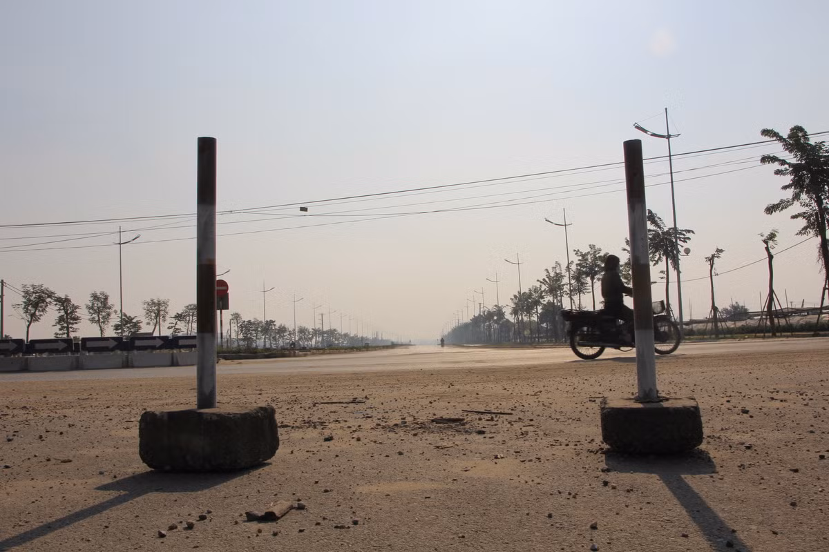 Trên đoạn đường vẫn có nhiều người đi ngược chiều, lao qua dải phân cách giữa vì ngay sát hai bên đường là các vườn hoa.