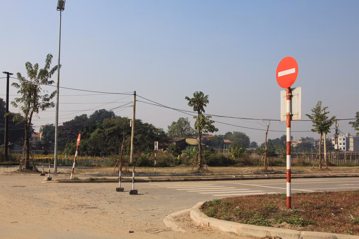 Các cột hạn chế phương tiện sơ sài, gây tiềm ẩn nguy cơ tai nạn giao thông.