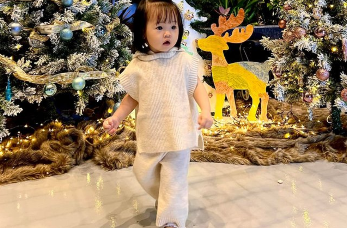 Con gai Cuong Do La checkin suong suong mung Noel nhung background toa ra mui tien phia sau moi gay chu y