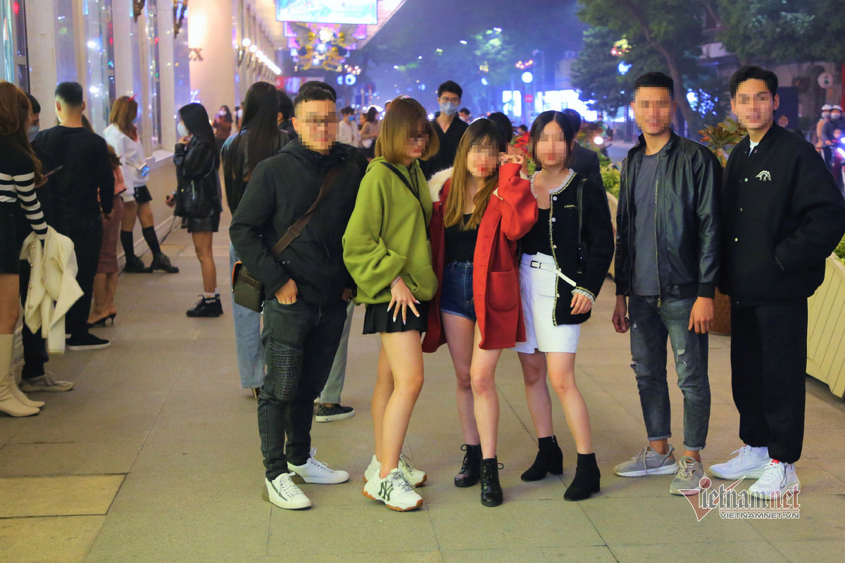 Nhiều bạn trẻ tại Hà Nội vô tư tháo khẩu trang để chụp ảnh khi đi chơi Noel. Ảnh: Đình Hiếu