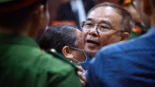 Cả tuổi trẻ đã cống hiến cho sự nghiệp cách mạng để mang lại hạng phúc cho người dân, đặc biệt nhân dân TP. HCM, tôi đã cố gắng đi theo lợi ích chung của đất nước, của nhân dân tới cùng. Tôi muốn xin lỗi mọi người vì sự đáng tiếc xảy ra.