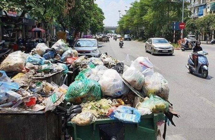  Không phân loại rác, không được thu gom: Luật Bảo vệ môi trường năm 2020 chính thức có hiệu lực. Luật này quy định chặt chẽ về nghĩa vụ phân loại rác thải sinh hoạt của mỗi gia đình, cá nhân. Cụ thể, hộ gia đình, cá nhân không phân loại rác sẽ bị từ chối thu gom, vận chuyển, thậm chí còn bị thông báo cho cơ quan có thẩm quyền để kiểm tra và xử lý theo quy định. (Ảnh minh họa)