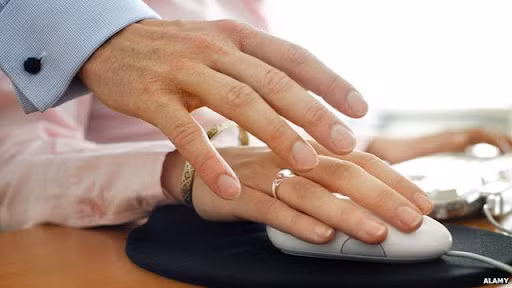  Được đơn phương nghỉ việc nếu bị quấy rối tình dục ở nước ngoài: Từ ngày 1/1/2022, Luật Người lao động Việt Nam đi làm việc ở nước ngoài theo hợp đồng chính thức có hiệu lực. Luật mới quy định cho phép người lao động được đơn phương chấm dứt hợp đồng khi bị người sử dụng lao động ngược đãi, cưỡng bức lao động hoặc bị quấy rối tình dục trong thời gian làm việc ở nước ngoài. (Ảnh minh họa)