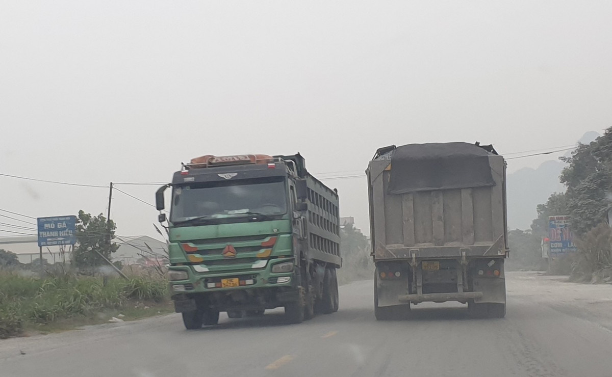 Các xe cơi nới thành thùng, chở đầy đá đua nhau trên cung đường Hồ Chí Minh qua huyện Lương Sơn, tỉnh Hòa Bình.
