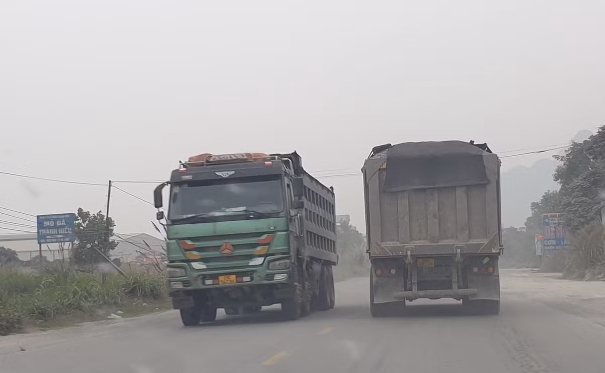 Các xe cơi nới thành thùng, chở đầy đá đua nhau trên cung đường Hồ Chí Minh qua huyện Lương Sơn, tỉnh Hòa Bình.