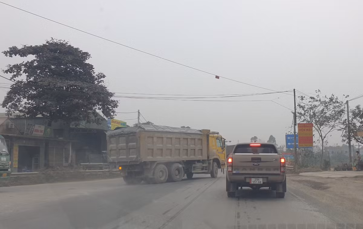 Theo ghi nhận của PV Báo Tri thức và Cuộc sống, hàng đoàn xe tải "hạng nặng" chạy nghênh ngang trên đường Hồ Chí Minh nhưng không thấy bóng dáng lực lượng chức năng kiểm tra, xử lý. Không chỉ tiềm ẩn nguy cơ làm hư hỏng đường sá, những đoàn xe tải chở cát còn gây ô nhiễm nặng, tiềm ẩn tai nạn giao thông.