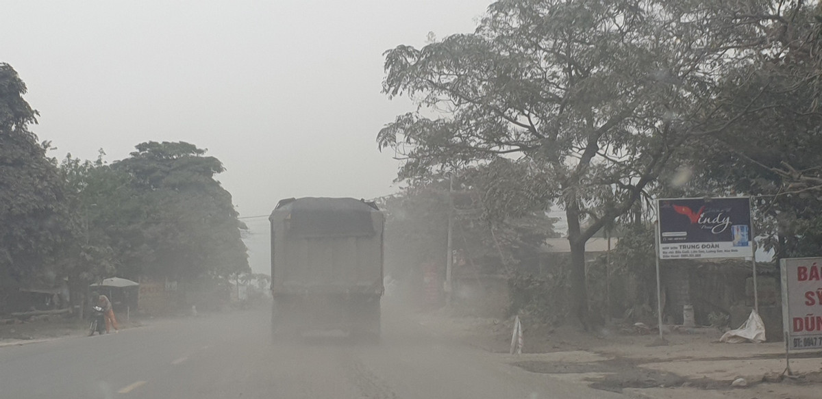 Những chiếc xe có dấu hiệu quá tải cuốn theo bụi bẩn, gây ô nhiễm môi trường.