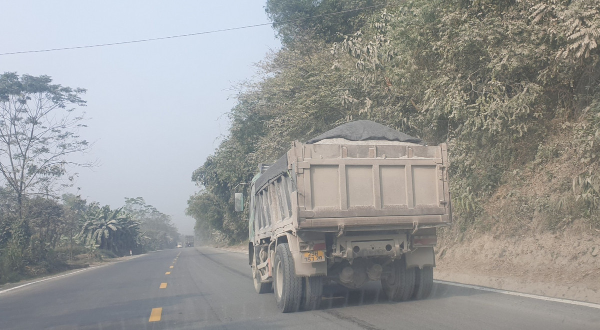 Chiếc xe chở đá "có ngọn" công khai lặc lè trên đường Hồ Chí Minh.