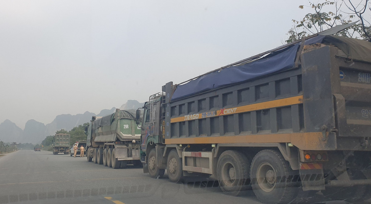 Tuy nhiên, theo quan sát của PV, sau khi tổ công tác của Phòng CSGT tỉnh Hòa Bình tiến hành dừng, kiểm tra 3 chiếc xe tải cơi nới thành thùng và có dấu hiệu chở quá tải trên đường Hồ Chí Minh đoạn qua huyện Lương Sơn nhưng lại không tiến hành cân tải trọng tại chỗ. Sau khoảng 15 phút, các chiếc xe này tiếp tục được di chuyển, tổ công tác CSGT cũng rời đi (!?).