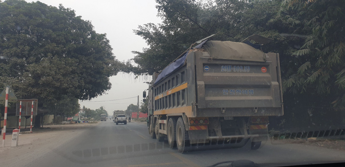 Tải trọng nặng của các chiếc xe chở đất đá khiến nhiều vị trí hạ tầng giao thông của tuyến Hồ Chí Minh đứt gãy, xuống cấp trầm trọng như: cầu Cời (huyện Chương Mỹ), các đoạn đường trước cổng mỏ đá Thanh Hiếu, Cao Dương (huyện Lương Sơn, Hòa Bình).