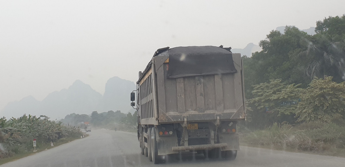 Cõng một khối lượng lớn đá khiến chiếc xe tải di chuyển chậm chạp, nghiêng ngả. Nhiều người đi đường hoảng sợ vì có thể bị va chạm với chiếc xe.