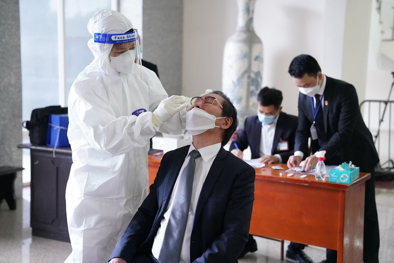 Theo ghi nhận của phóng viên, từ sáng sớm 10/12, công tác bảo đảm an ninh trật tự tại phiên toà đã được thắt chặt. Những người tham gia tố tụng tại phiên toà phải test COVID-19 trước khi vào phòng xử án.