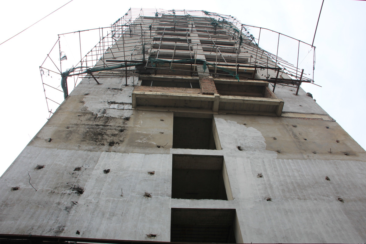 “Đến thời điểm hiện tại, chủ đầu tư không cử đại diện đến làm việc theo giấy mời, không cung cấp hồ sơ, tài liệu liên quan đến việc kiểm định đảm bảo an toàn lao động cho cần trục tháp có bán kính vượt ra khỏi phạm vi công trường" - báo cáo của UBND quận Thanh cho biết.