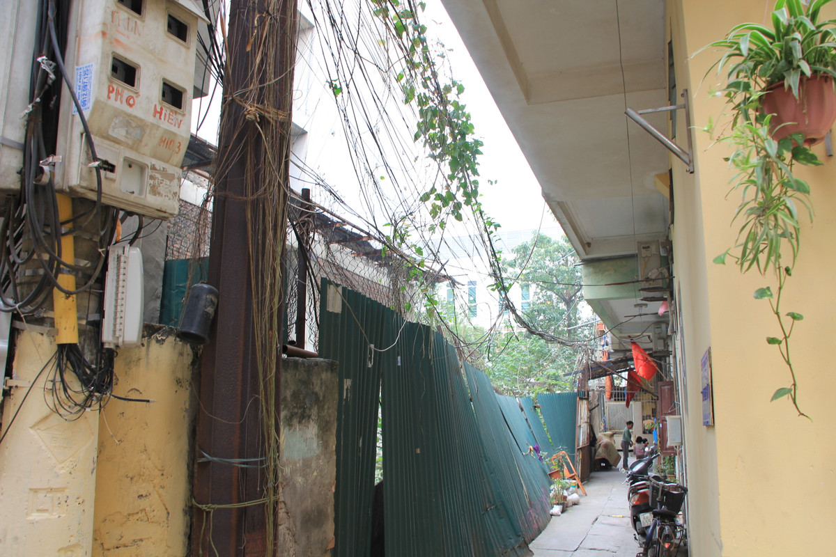 Người dân sinh sống ngay sát dự án Diamond Blue luôn sống trong cảnh phấp phỏng lo sợ về một tai họa có thể xảy ra bất kì lúc nào.