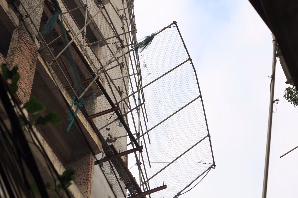 Ngoài ra, các đơn vị chịu trách nhiệm trước pháp luật nếu để xảy ra mất an toàn liên quan đến cần trục và hệ thống giàn giáo.