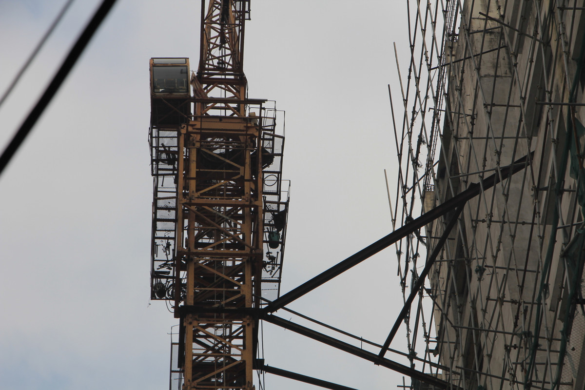 Tuy nhiên, theo ghi nhận của PV Báo Tri thức và Cuộc sống, tính đến ngày 8/12/2021, chủ đầu tư vẫn chưa thực hiện tháo dỡ cần trục tháp, hệ thống giàn giáo gây bức xúc cho người dân khu vực. Dường như, chủ đầu tư dự và chính quyền quận Thanh Xuân đang "thách thức" sự hoen gỉ, xuống cấp của hệ thống cần trục tháp và "treo" tính mạng của người dân sống xung quanh dự án theo từng ngày.