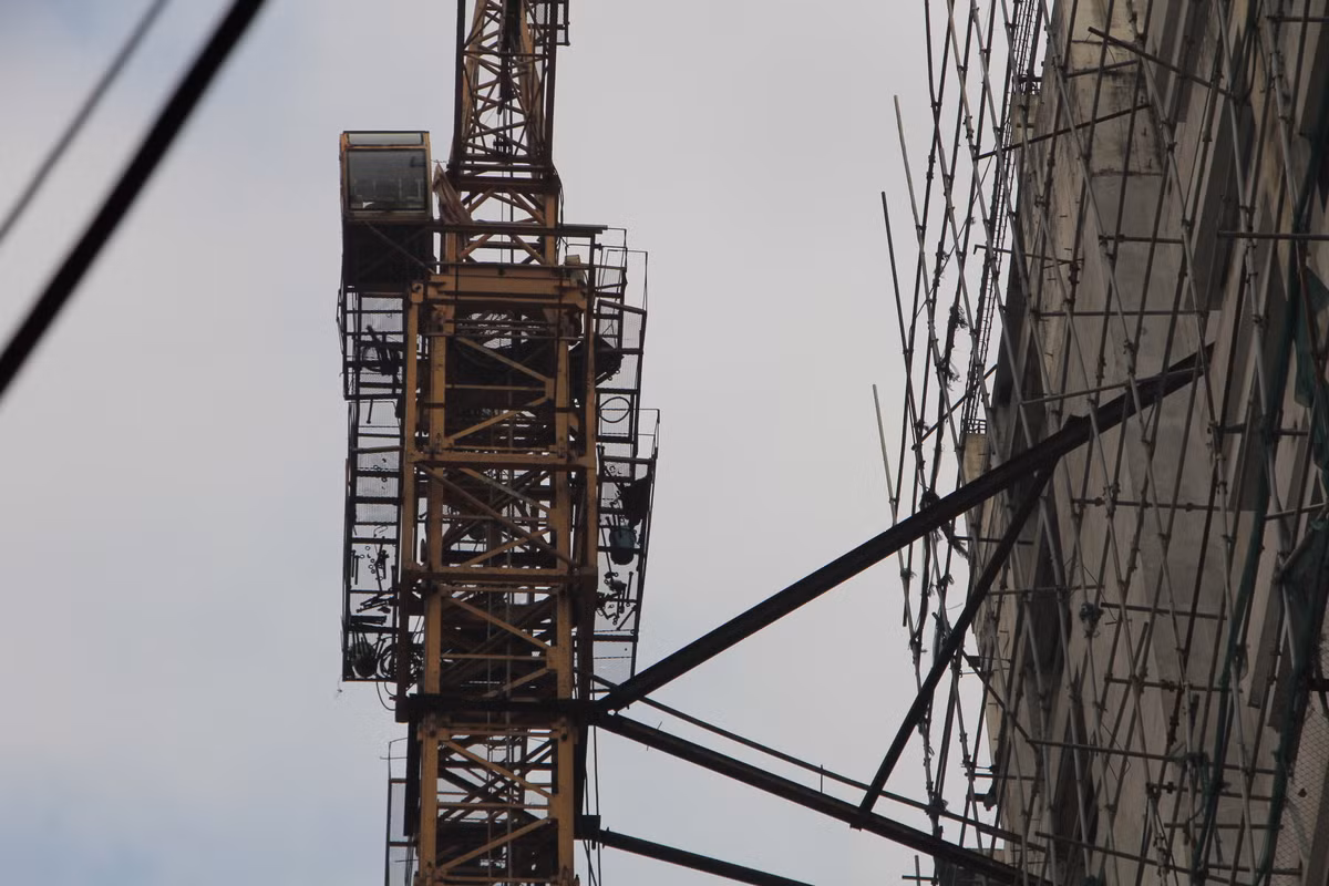 Tuy nhiên, theo ghi nhận của PV Báo Tri thức và Cuộc sống, tính đến ngày 8/12/2021, chủ đầu tư vẫn chưa thực hiện tháo dỡ cần trục tháp, hệ thống giàn giáo gây bức xúc cho người dân khu vực. Dường như, chủ đầu tư dự và chính quyền quận Thanh Xuân đang "thách thức" sự hoen gỉ, xuống cấp của hệ thống cần trục tháp và "treo" tính mạng của người dân sống xung quanh dự án theo từng ngày.