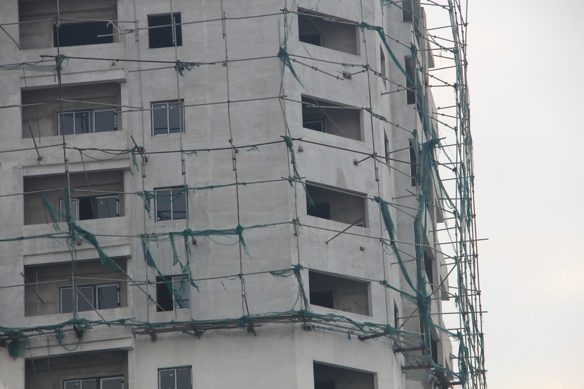 Công trình bắt đầu triển khai thi công vào năm 2009. Sau khi thi công xong phần ngầm, công trình tạm dừng thi công. Đến năm 2014, công trình tiếp tục triển khai thi công lại, đến nay đã dừng thi công xây dựng. Dù vậy, công trình vẫn chưa hoàn thiện và chưa bàn giao cho các cư dân.