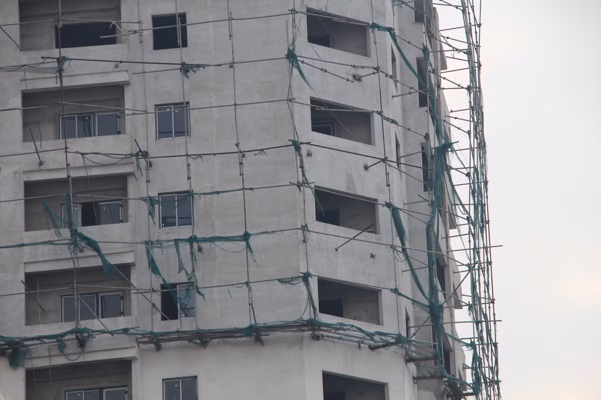 Công trình bắt đầu triển khai thi công vào năm 2009. Sau khi thi công xong phần ngầm, công trình tạm dừng thi công. Đến năm 2014, công trình tiếp tục triển khai thi công lại, đến nay đã dừng thi công xây dựng. Dù vậy, công trình vẫn chưa hoàn thiện và chưa bàn giao cho các cư dân.