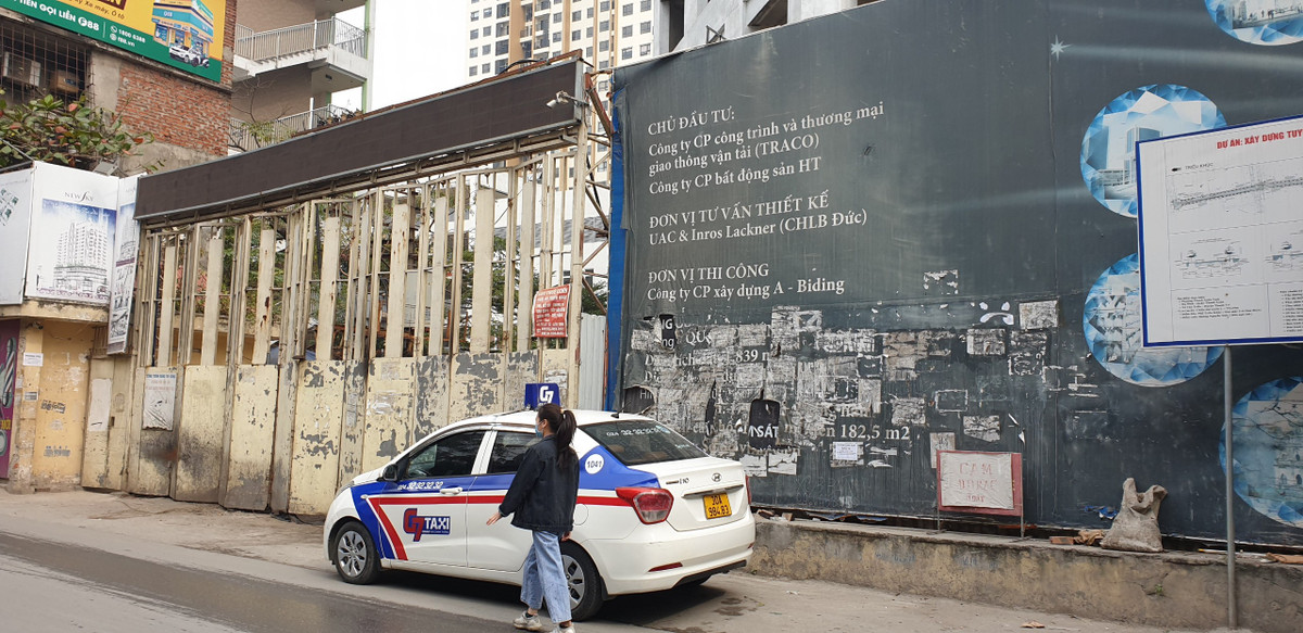 Mới đây, cử tri quận Thanh Xuân (Hà Nội) tiếp tục có ý kiến đề nghị UBND TP Hà Nội sớm có phương án tháo gỡ, xử lý đối với dự án “Nhà ở kết hợp văn phòng làm việc” Diamond Blue tại số 69 phố Triều Khúc, phường Thanh Xuân Nam vì dự án tồn tại tình trạng cần trục tháp, giàn giáo treo lơ lửng tiềm ẩn nguy cơ an toàn cho người dân, các công trình lân cận. 