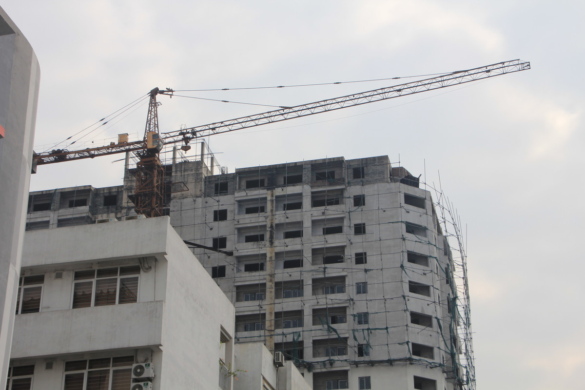 Tìm hiểu của PV Báo Tri thức và Cuộc sống, quy mô công trình dự án Diamond Blue có 16 tầng, 2 tầng hầm, trên mái có tầng kỹ thuật. Tổng diện tích sàn xây dựng là 18.202m2 (không tính diện tích hầm). Tổng chiều cao công trình là 61,80m.