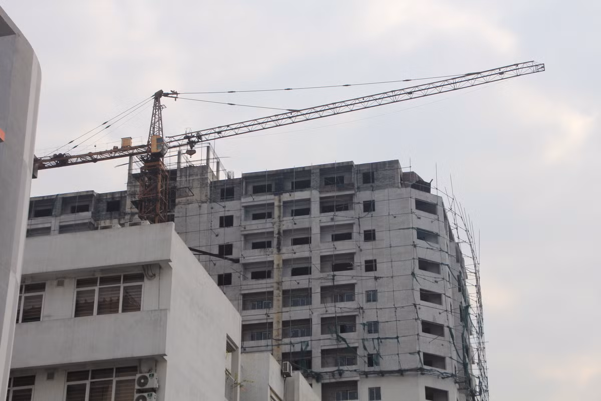 Tìm hiểu của PV Báo Tri thức và Cuộc sống, quy mô công trình dự án Diamond Blue có 16 tầng, 2 tầng hầm, trên mái có tầng kỹ thuật. Tổng diện tích sàn xây dựng là 18.202m2 (không tính diện tích hầm). Tổng chiều cao công trình là 61,80m.