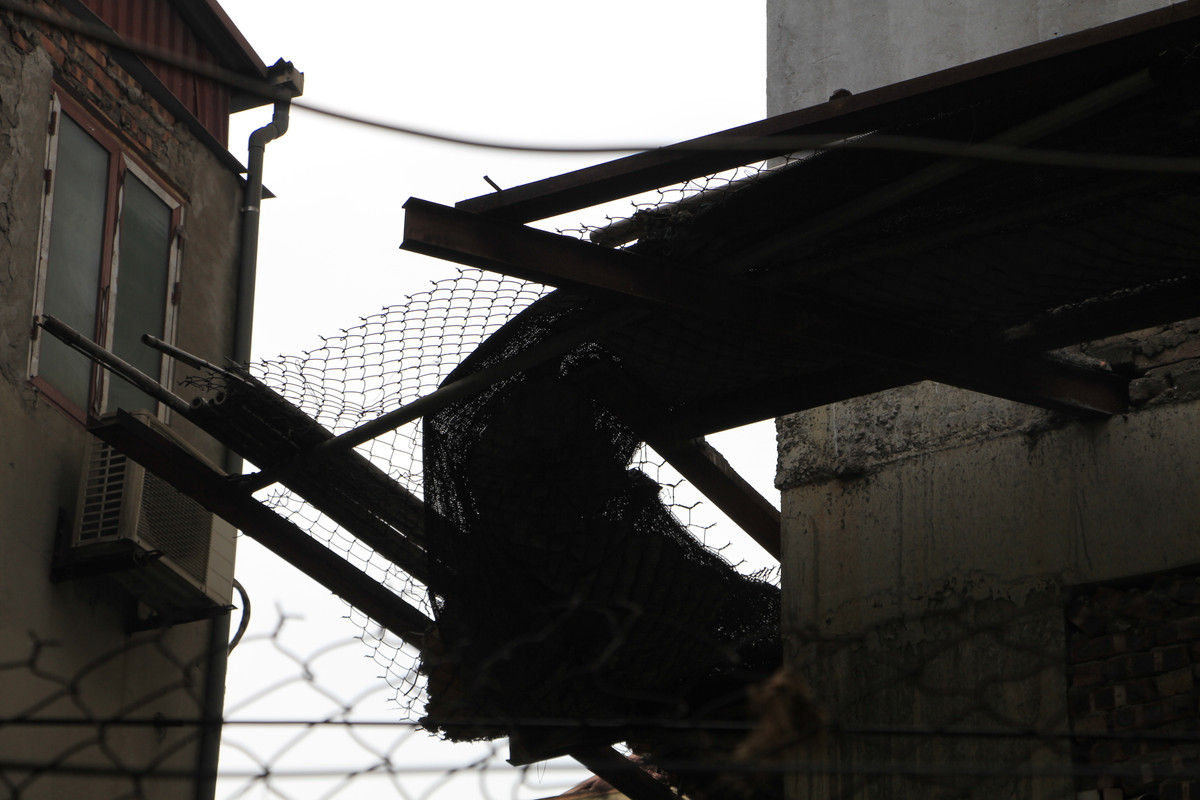 Được biết, trong các ngày 25/2/2021 và ngày 6/4/2021, Đội trật tự xây dựng quận Thanh Xuân đã tổ chức họp vào chủ đầu tư dự án và yêu cầu các đơn vị phải tháo dỡ hoặc thực hiện các biện pháp quy định để đảm bảo an toàn trong việc quản lý, sử dụng, vận hành cần trục tháp, hệ thống giàn giáo tại dự án xong trước ngày 15/4/2021.