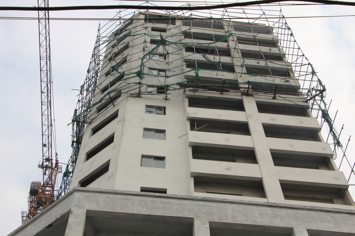 Năm 2018, sau khi thi công xong phần thô, công trình dừng thi công xây dựng. Sau hơn 2 năm dừng thi công, cần trục tháp tại dự án vẫn chưa được tháo dỡ, tại khu vực dự án chỉ bố trí 1 đến 2 bảo vệ. Cử tri phường Thanh Xuân Nam liên tục có ý kiến, đơn thư phản ánh về cần trục tháp, giàn giáo treo lơ lửng, gây nguy hiểm đến tính mạng.