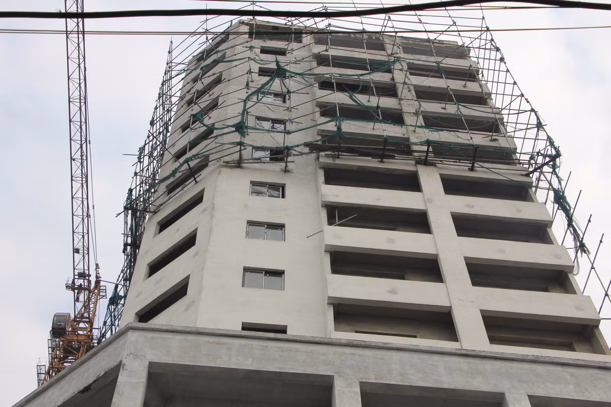 Năm 2018, sau khi thi công xong phần thô, công trình dừng thi công xây dựng. Sau hơn 2 năm dừng thi công, cần trục tháp tại dự án vẫn chưa được tháo dỡ, tại khu vực dự án chỉ bố trí 1 đến 2 bảo vệ. Cử tri phường Thanh Xuân Nam liên tục có ý kiến, đơn thư phản ánh về cần trục tháp, giàn giáo treo lơ lửng, gây nguy hiểm đến tính mạng.