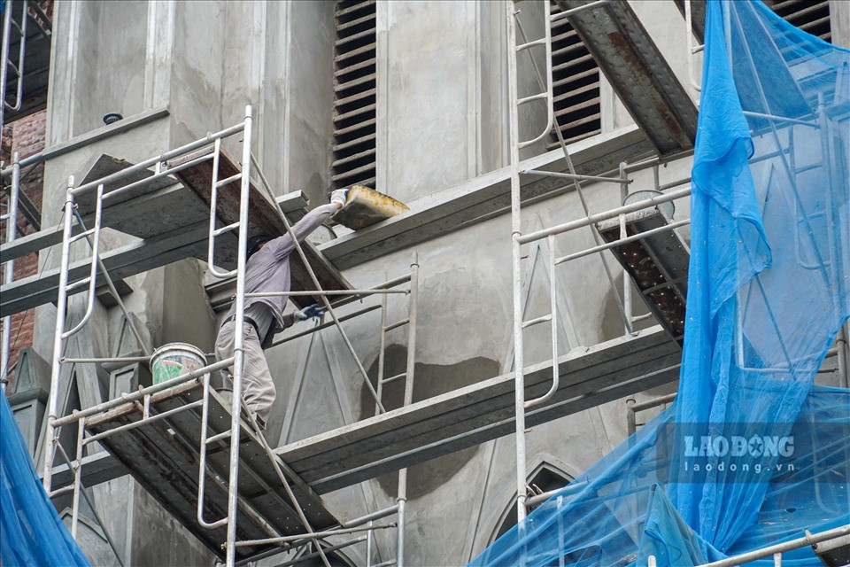 Theo ghi nhận, các công nhân vẫn đang tiến hành sơn sửa lại phía mặt tiền của Nhà thờ Chính toà. 