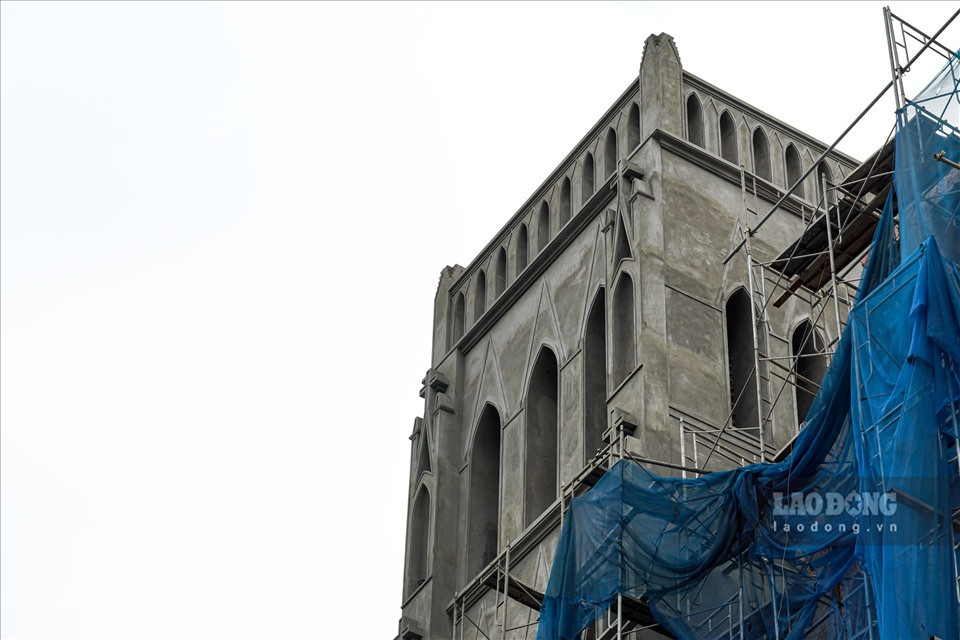 Theo Kiến trúc sư Trần Huy Ánh, ông rất mến mộ cách tu sửa của Nhà thờ Lớn Hà Nội, công trình dù được tu sửa, nhưng vẫn giữ được nguyên gốc của nhà thờ cũ xây dựng từ năm 1886. Ông Ánh tâm đắc ở phần màu sắc khi "nhà thờ được sơn lớp ươn màu ghi giả đá, điều này giúp cho nhà thờ luôn mang nét uy nguy, trang nghiêm". 