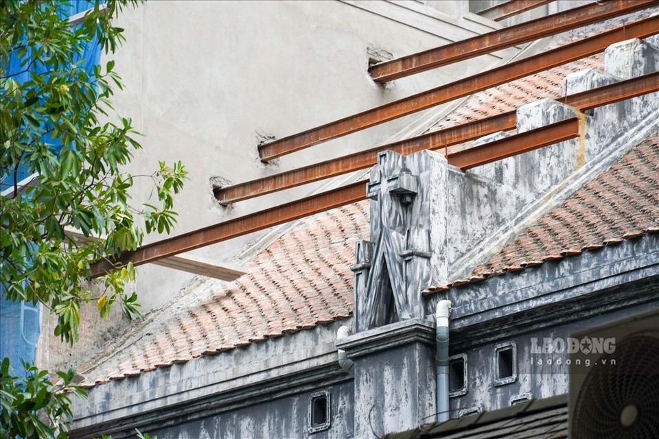 Theo đại diện nhà thờ, sau khi sơn xong lớp sơn xám, mặt tiền sẽ được sơn thêm màu ghi xám, để giống như mùa xưa cũ. Phía sau nhà thờ, phần đã được tu sửa trước đó, vẫn mang màu sắc cổ kính như nguyên gốc.