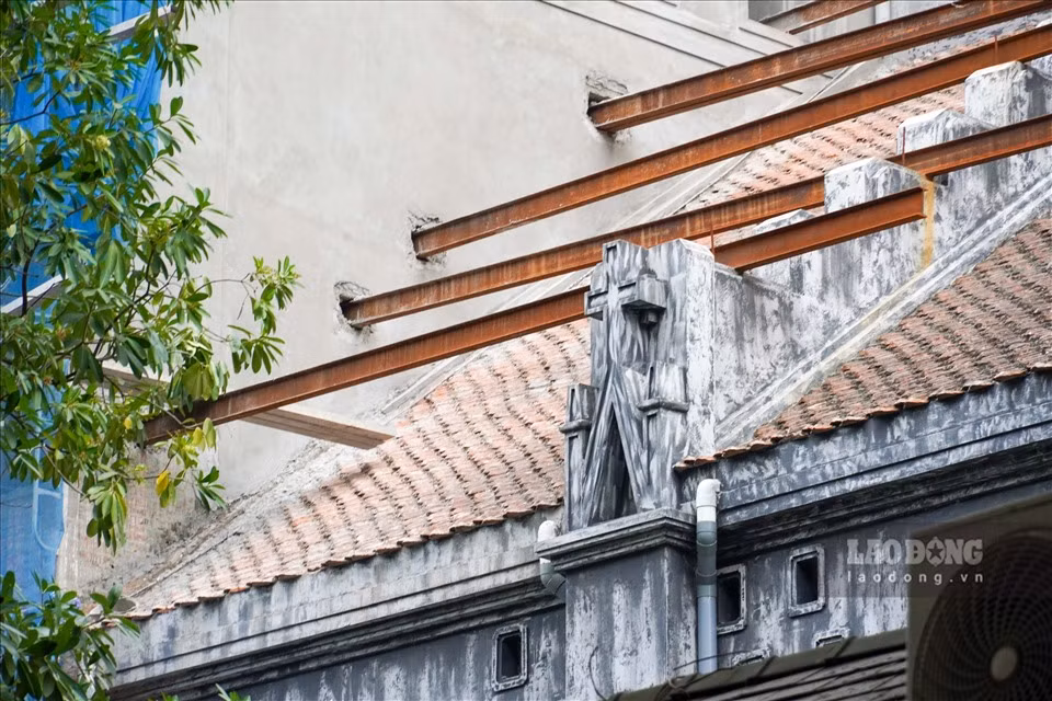 Theo đại diện nhà thờ, sau khi sơn xong lớp sơn xám, mặt tiền sẽ được sơn thêm màu ghi xám, để giống như mùa xưa cũ. Phía sau nhà thờ, phần đã được tu sửa trước đó, vẫn mang màu sắc cổ kính như nguyên gốc.