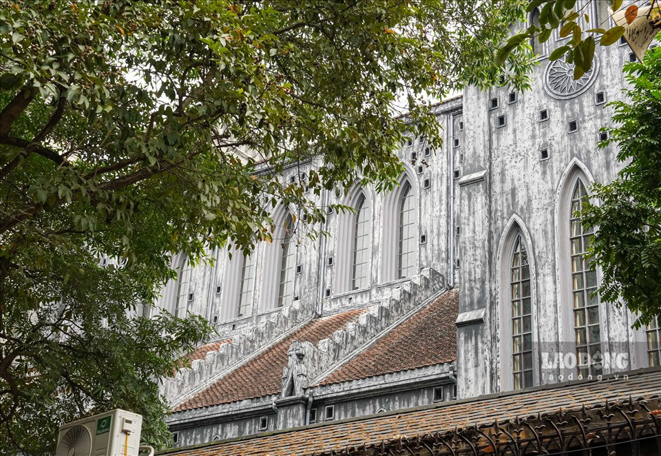 Việc tu sửa Nhà thờ Lớn đã diễn ra nhiều năm, tuy nhiên trước đây chỉ tu sửa phía sau của nhà thờ.