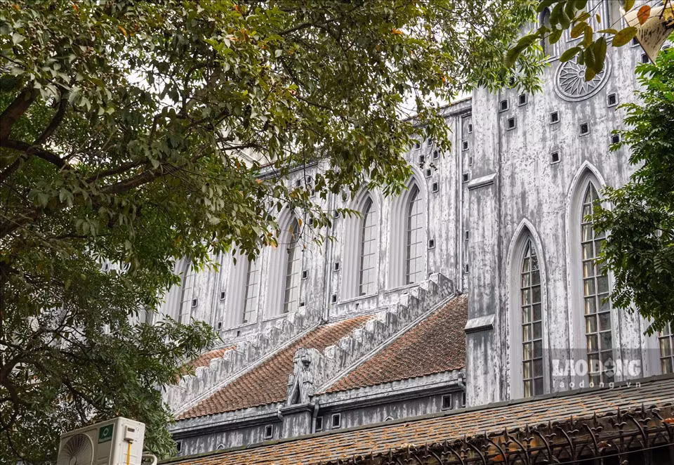 Việc tu sửa Nhà thờ Lớn đã diễn ra nhiều năm, tuy nhiên trước đây chỉ tu sửa phía sau của nhà thờ.