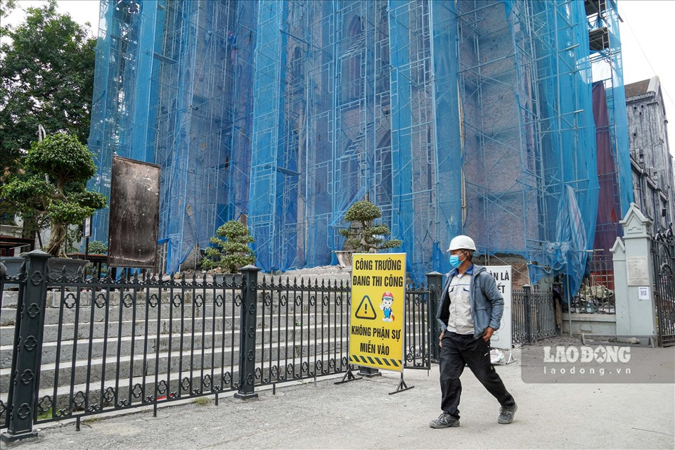 Ông Huy Ánh cho biết, là một kiến trúc sư, ông thường xuyên theo dõi công việc tu sửa các công trình lớn tại Hà Nội, vì vậy ông nhận định, các đơn vị khác cần học tập cách tu sửa của nhà thờ. 