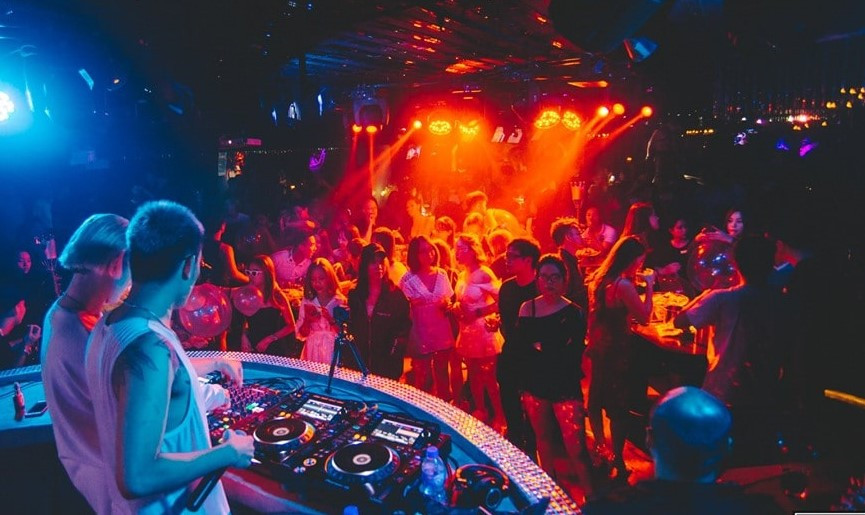 Ha Noi phat trien “kinh te dem“: Quan bar duoc hoat dong xuyen dem?