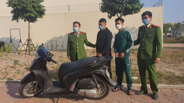  Bắt 2 kẻ trộm xe SH dùng dao bầu tấn công công an: 2 đối tượng Trần Tiến Thịnh (SN 1991) và Trần Văn Chanh (SN 1997) đã bị bắt sau khi dùng dao tấn công Công an xã Tân Lập, huyện Đan Phượng (Hà Nội). Trước đó, 2 đối tượng mang dao bầu, phá khoá, trộm chiếc xe máy SH. Khi bị Công an đuổi kịp, Chanh dùng dao bầu tấn công 2 chiến sĩ công an, rồi khua dao nhảy lên xe Thịnh nổ máy sẵn bỏ chạy.