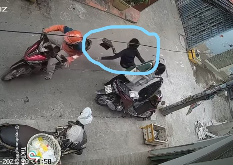  Truy tìm tên cướp mặc trang phục xe ôm công nghệ: Tại hẻm 737, Lạc Long Quân, phường 10, quận Tân Bình, đối tượng trong trang phục xe ôm công nghệ áp sát giật giỏ xách của người phụ nữ. Dây giỏ xách không đứt nhưng cú giật quá mạnh khiến người phụ nữ bị kéo ngã đập mặt xuống đường. Hiện Công an quận Tân Bình, TP HCM tổ chức truy xét đối tượng.