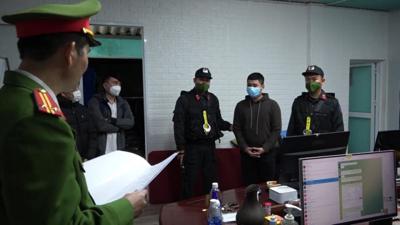  Bắt nhóm lừa đảo gần 5.000 nạn nhân: Công an tỉnh Quảng Bình triệt phá đường dây lừa đảo của 15 đối tượng. Tổng số tiền giao dịch trong các tài khoản ngân hàng, lừa đảo chiếm đoạt tài sản gần 1.000 tỷ đồng. Thủ đoạn của chúng là tạo CMND giả để định danh ví Momo liên kết với tài khoản ngân hàng. Sau đó bán tài khoản cho các đối tượng hoạt động tổ chức đánh bạc trực tuyến và lừa đảo chiếm đoạt tài sản.