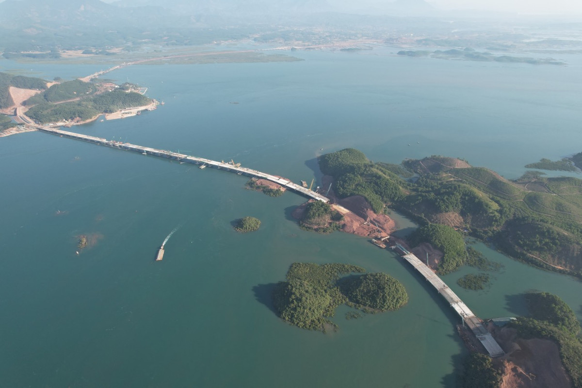 Theo đánh giá của các chuyên gia, đây là công trình có độ khó cao do điều kiện địa hình, địa chất khu vực phức tạp, dòng nước thủy triều chảy siết, dưới đáy là tầng đá, chiều sâu mức nước trên 17 m (tương đương cầu Bãi Cháy) dẫn đến, việc định vị khoan nhồi, neo hệ thống nổi để phục vụ thi công mất nhiều thời gian.