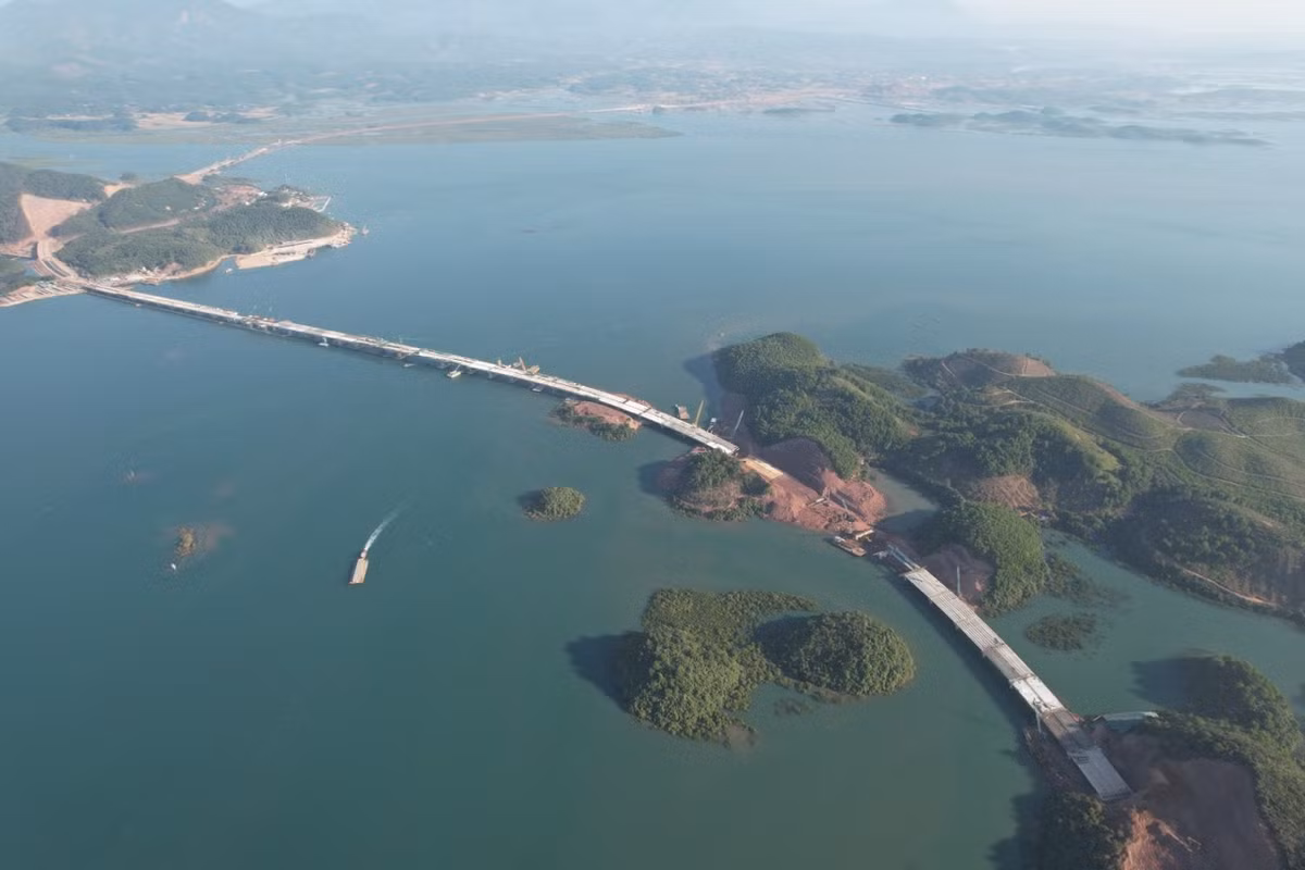 Theo đánh giá của các chuyên gia, đây là công trình có độ khó cao do điều kiện địa hình, địa chất khu vực phức tạp, dòng nước thủy triều chảy siết, dưới đáy là tầng đá, chiều sâu mức nước trên 17 m (tương đương cầu Bãi Cháy) dẫn đến, việc định vị khoan nhồi, neo hệ thống nổi để phục vụ thi công mất nhiều thời gian.