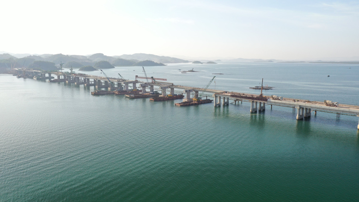 Cầu được thiết kế kết cấu vĩnh cửu BTCT dài 1.515 m gồm 3 nhịp đúc hẫng; bề rộng mặt cầu 25,25 m; tiêu chuẩn đường cao tốc 4 làn xe ô tô và 2 làn dừng khẩn cấp đảm bảo tốc độ tối đa 120 km/h…