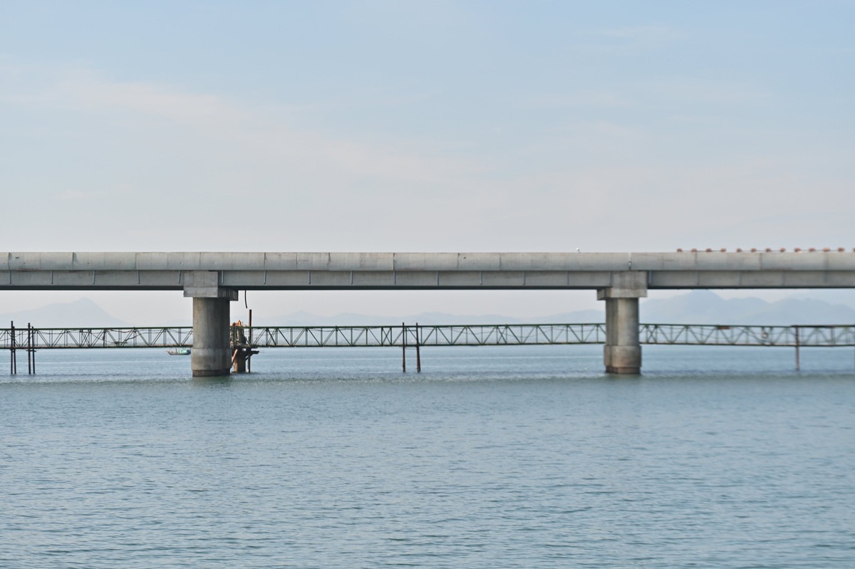 Với sự nỗ lực của lực lượng thi công, tháng 4/2021 công trình cơ bản các hạng mục cọc khoan nhồi cầu chính đã hoàn thành để chuyển sang giai đoạn thi công bệ mố, trụ và thân cầu. Đến nay, công trình cầu đã được hợp long để chuyển sang giai đoạn các hạng mục hoàn thiện như điện chiếu sáng, thảm nhựa mặt cầu, hệ thống an toàn giao thông và cảnh quan… 