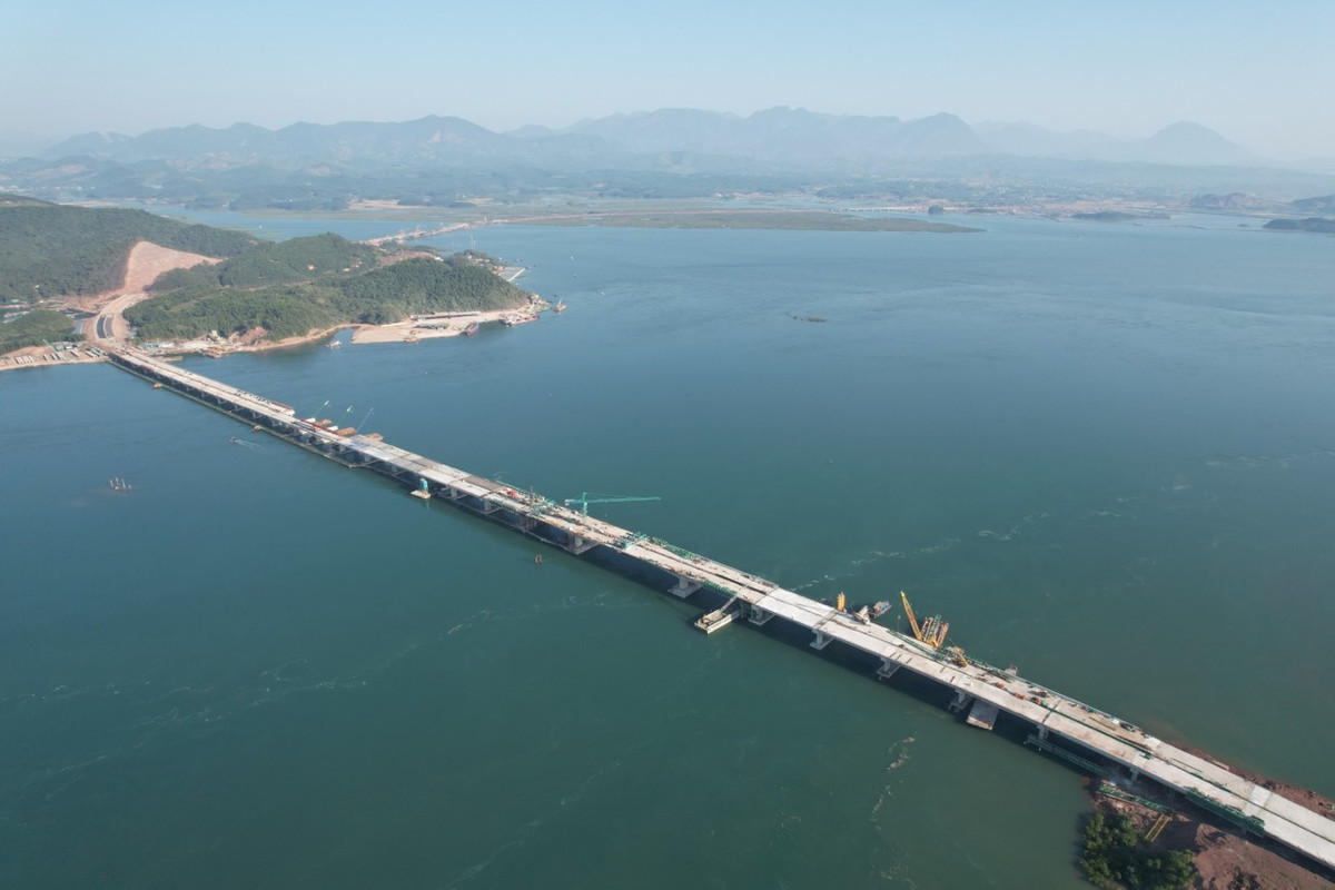 Theo Ban quản lý dự án, trên công trường thường xuyên duy trì gần 300 cán bộ, công nhân, tổ chức thi công liên tục trong cả 3 ca, lượng phương tiện, thiết bị, nhân lực bố trí tăng gấp 2 so với phương án tổ chức thi công theo dự thầu. Trong đó, có khá nhiều công nhân đã bám trụ công trường từ ngày đầu, thi công xuyên Tết, đến nay vẫn chưa về thăm nhà.