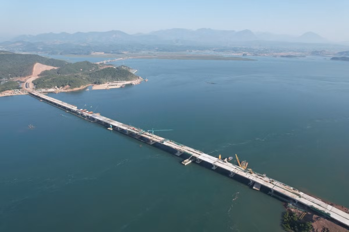 Theo Ban quản lý dự án, trên công trường thường xuyên duy trì gần 300 cán bộ, công nhân, tổ chức thi công liên tục trong cả 3 ca, lượng phương tiện, thiết bị, nhân lực bố trí tăng gấp 2 so với phương án tổ chức thi công theo dự thầu. Trong đó, có khá nhiều công nhân đã bám trụ công trường từ ngày đầu, thi công xuyên Tết, đến nay vẫn chưa về thăm nhà.